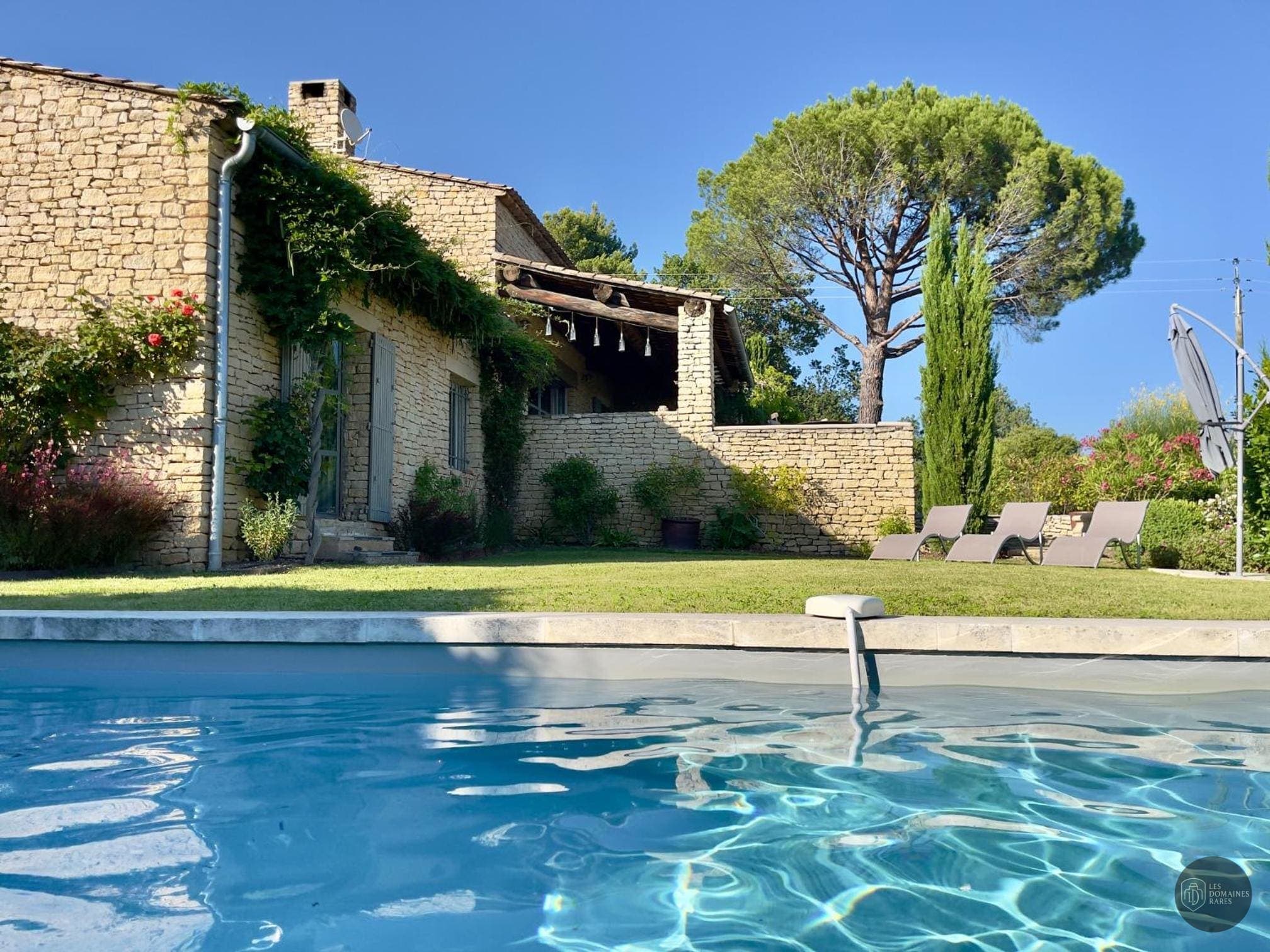 Piscine et activités du domaine Mas Bellevue en Provence-Alpes-Côte d'Azur