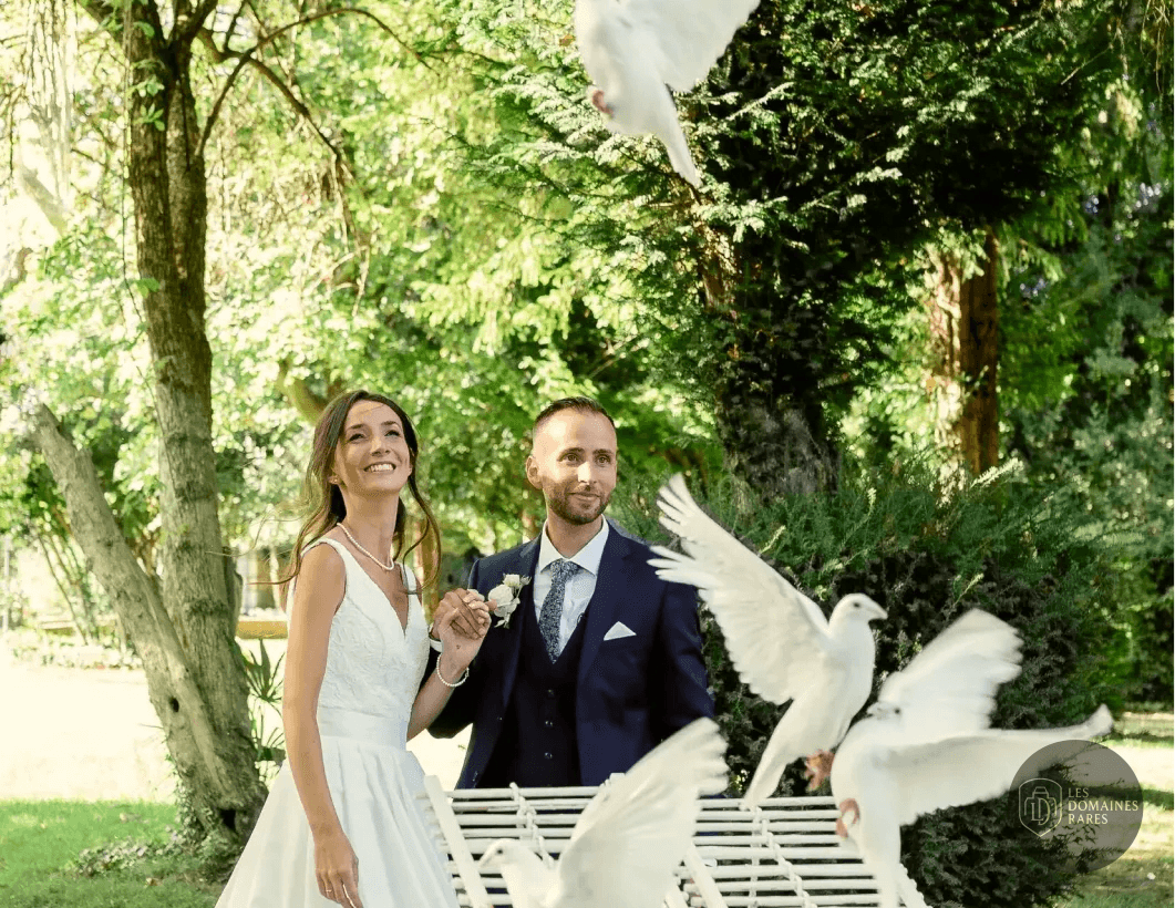 Couple de mariés lâchant des colombes