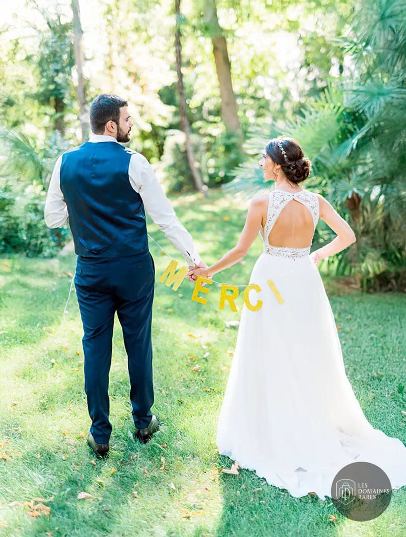 Couple marié dans le jardin