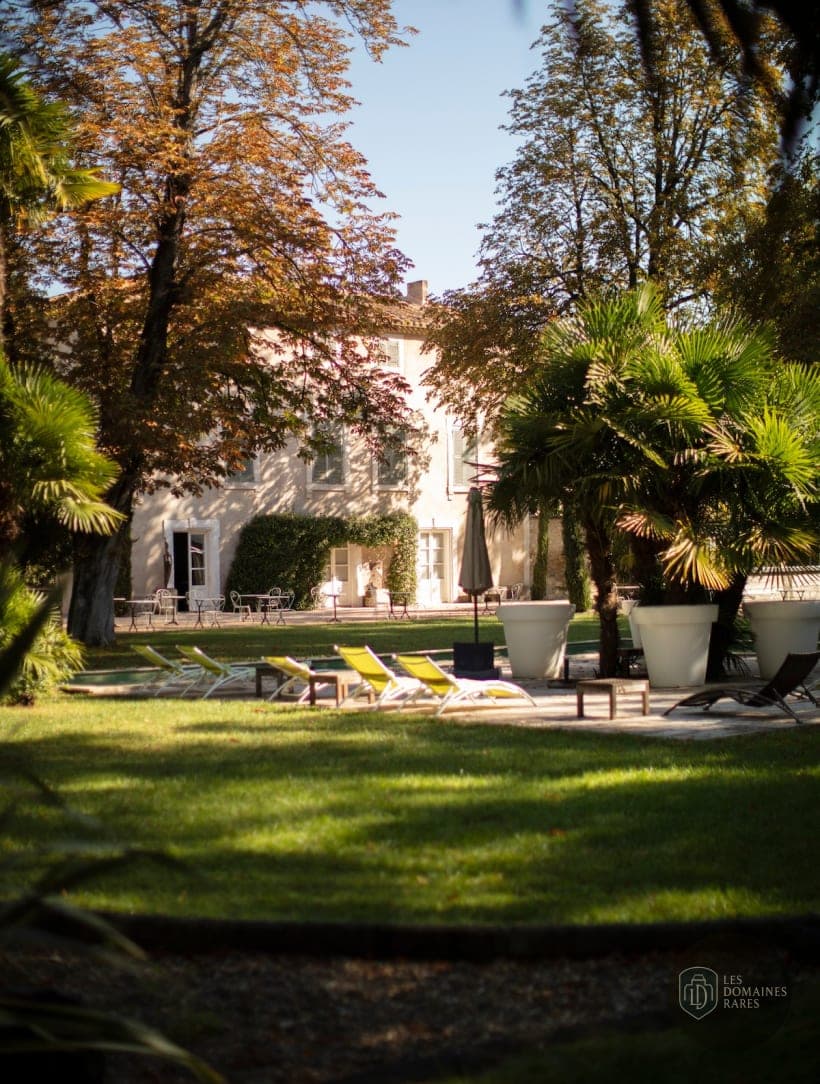 Façade du Mas Merlet et jardin