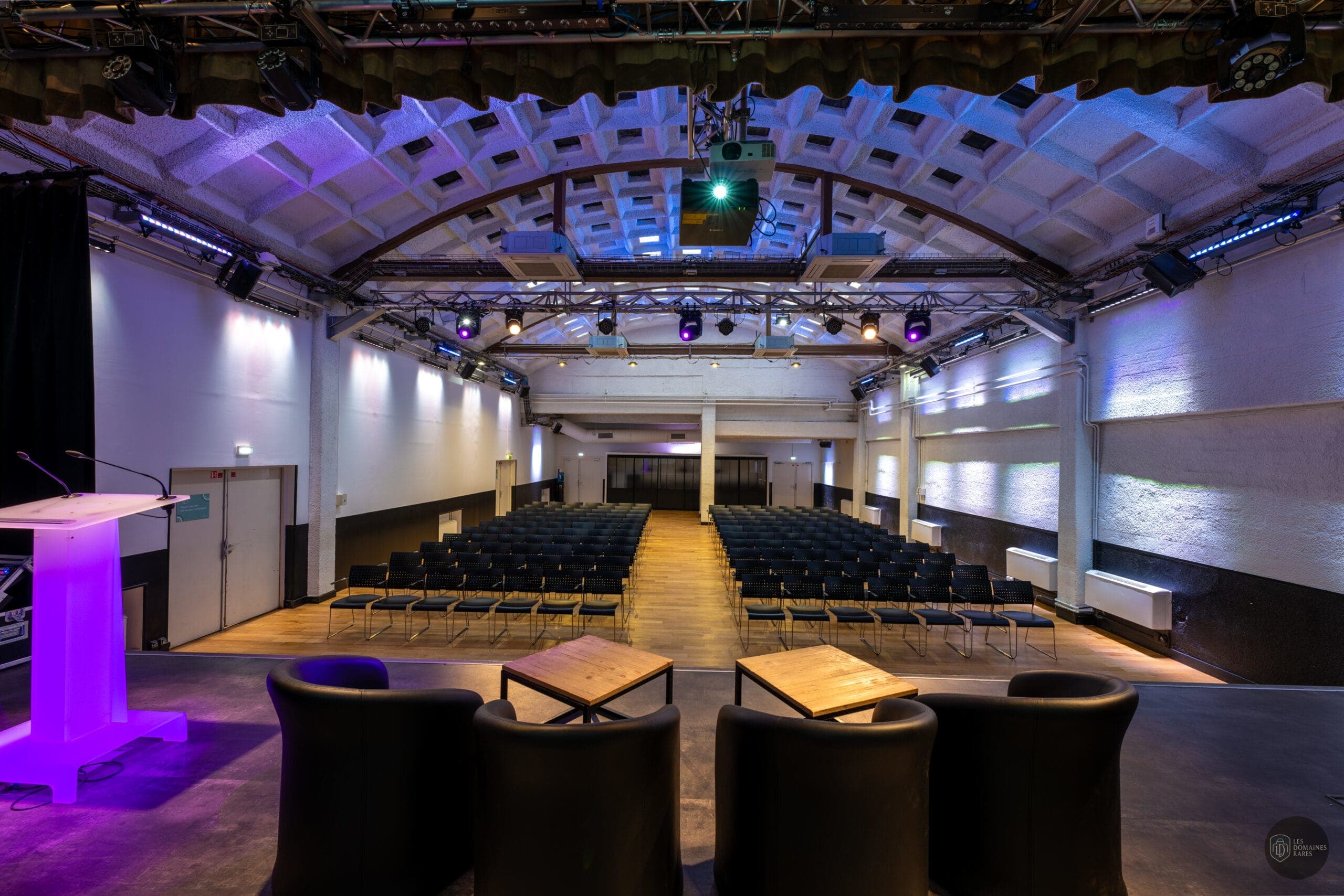 Grande salle de conférence avec estrade