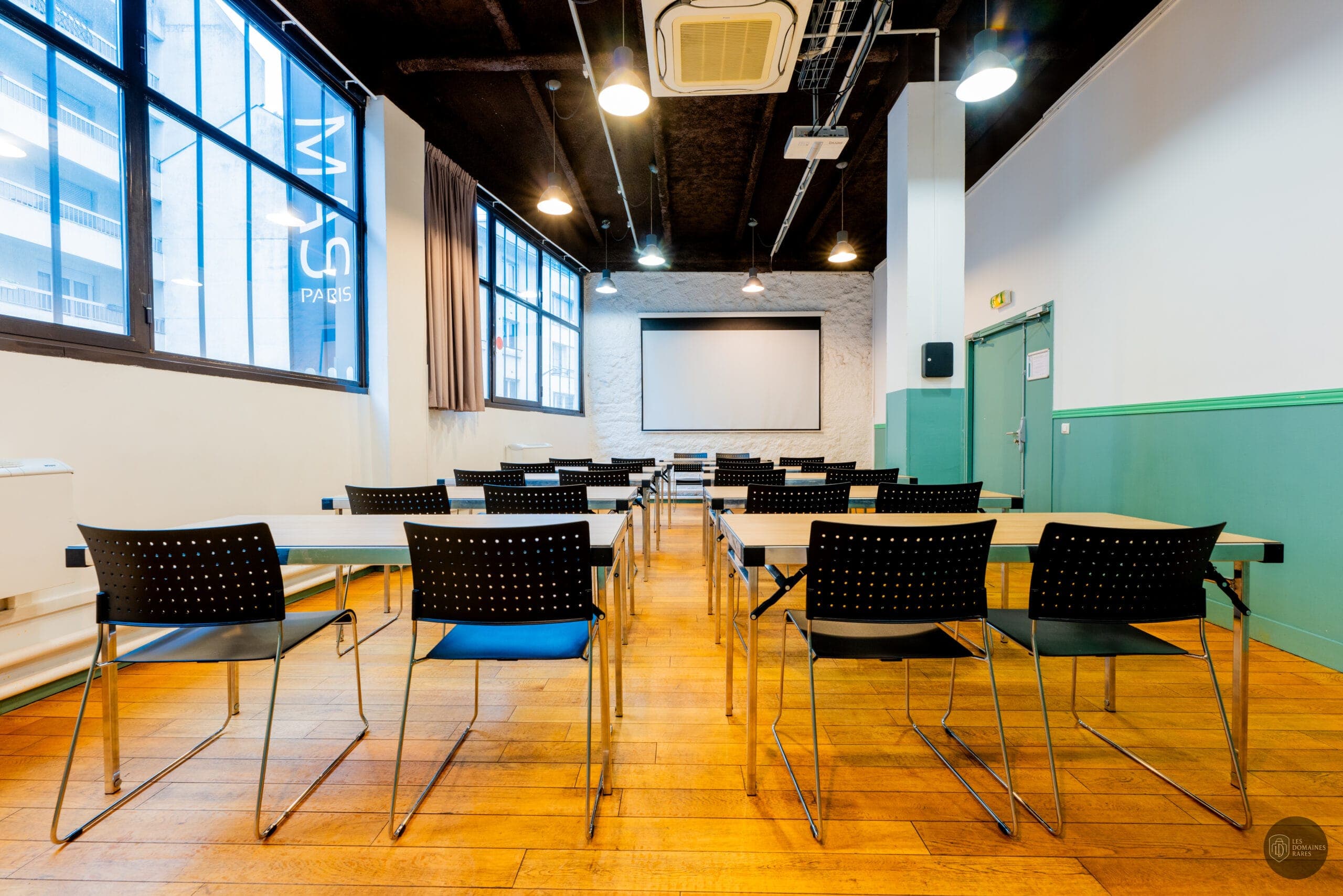 Salle de réunion avec tables et chaises
