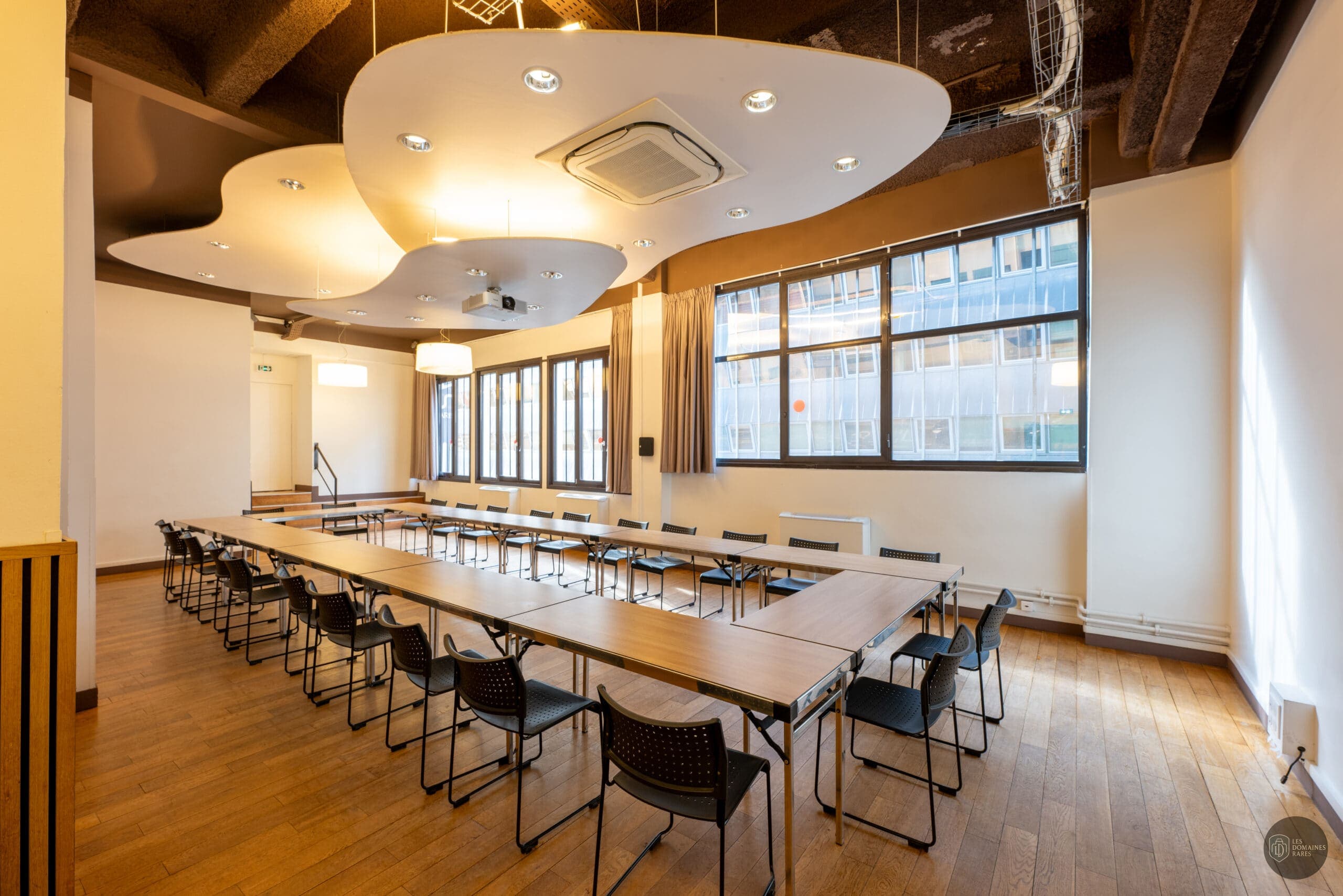 Salle de réunion avec tables en U