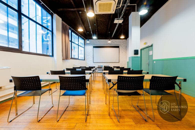 Salle de réunion avec tables et chaises