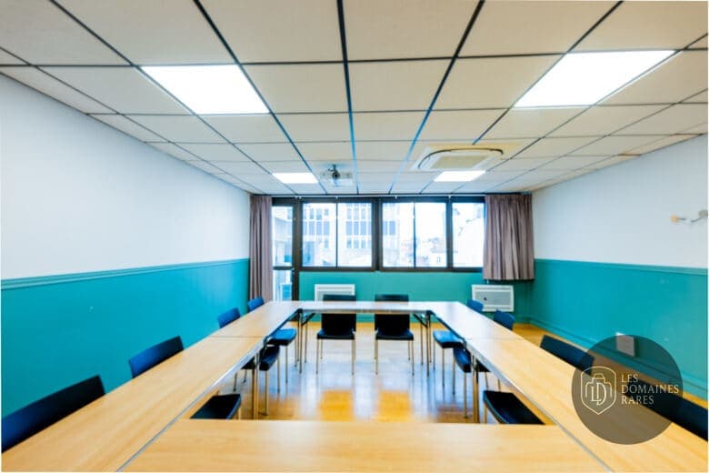 Salle de réunion avec tables en U