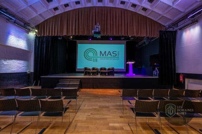 Salle de conférence avec logo sur écran