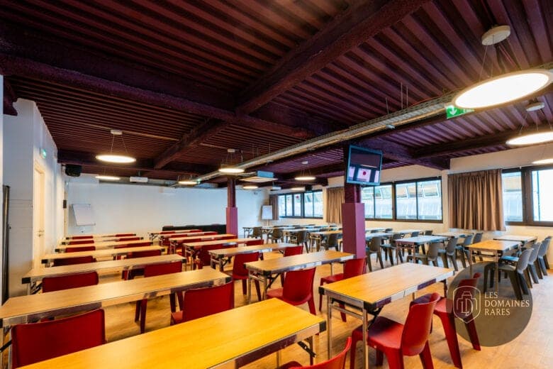 Salle de réunion avec tables et chaises