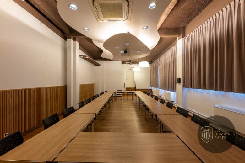 Salle de réunion avec grande table
