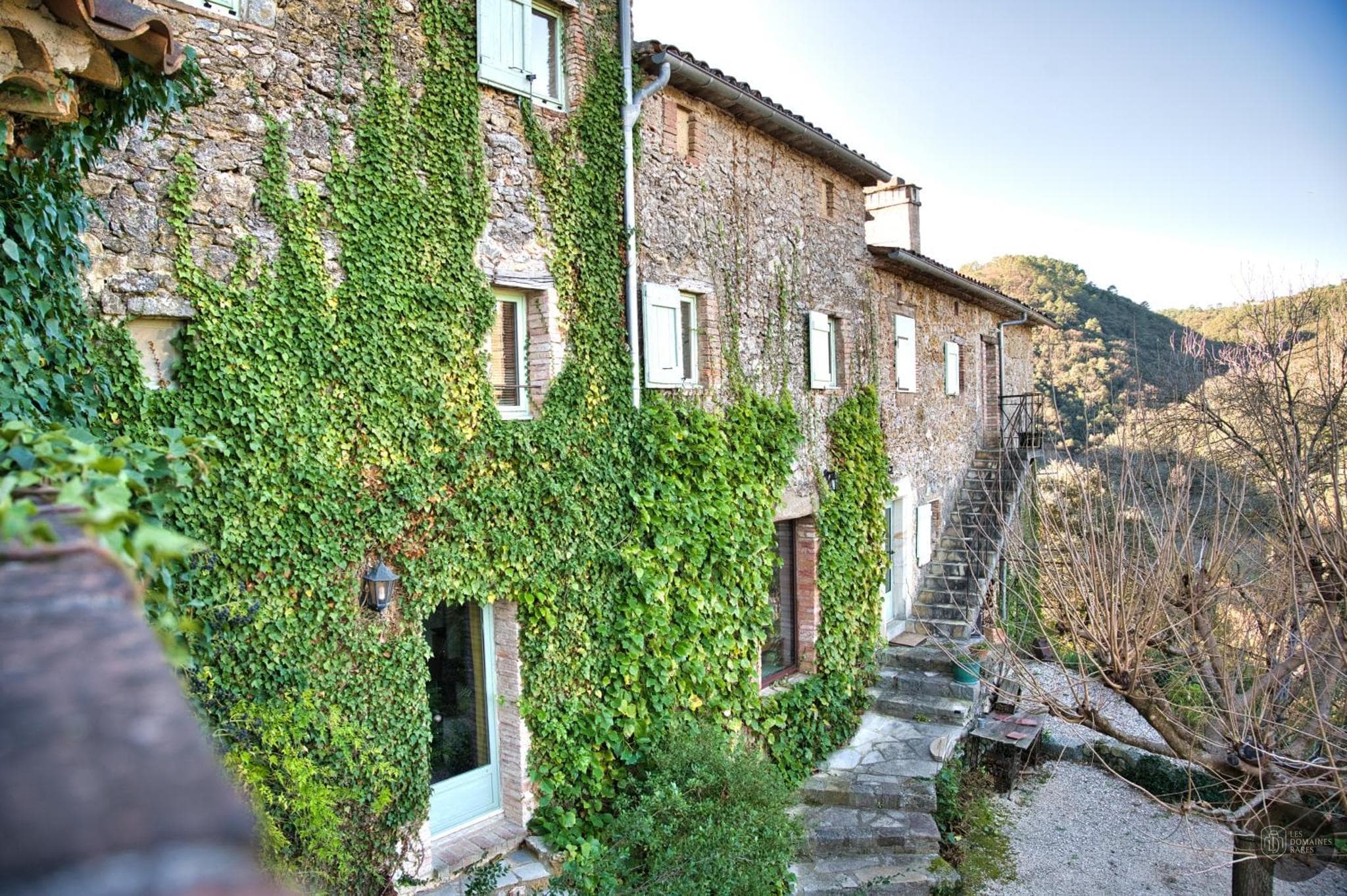 Vue extérieure de la ferme Mas Suéjol en Occitanie