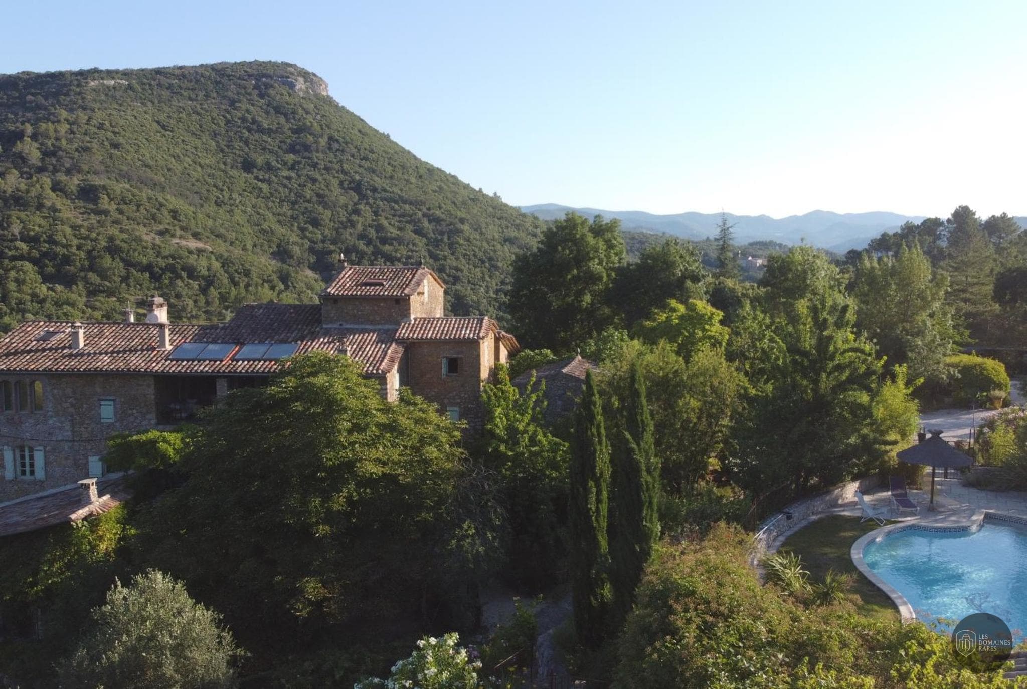 Vue extérieure de la ferme Mas Suéjol en Occitanie