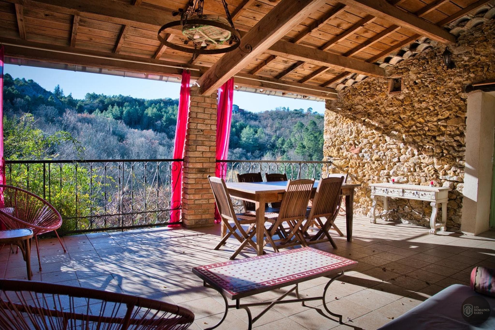 Vue extérieure de la ferme Mas Suéjol en Occitanie