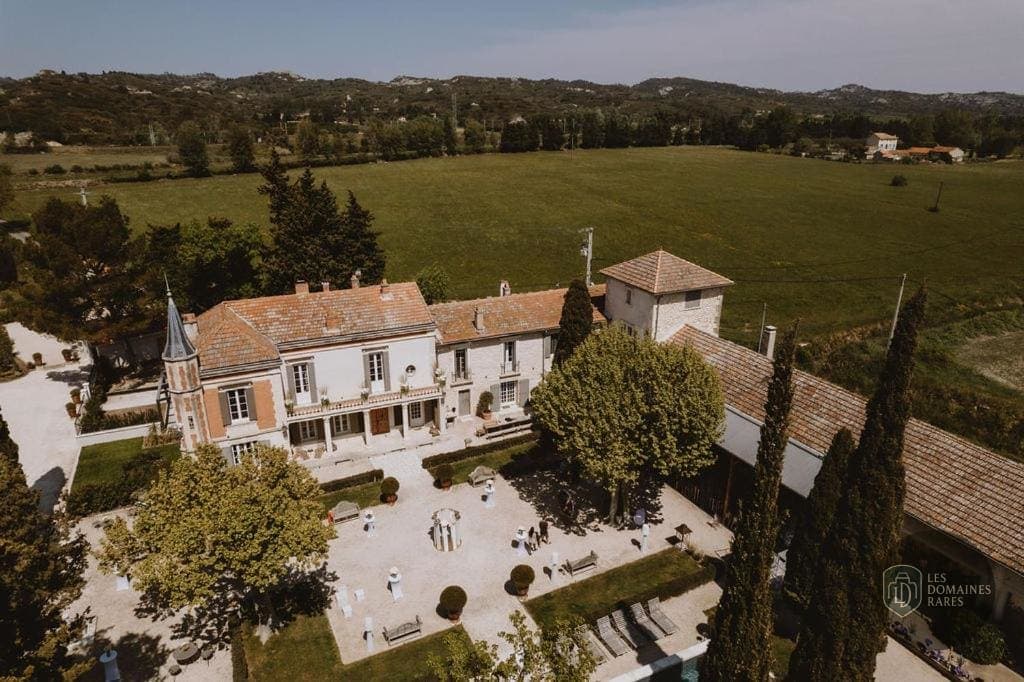 Vue extérieure de la ferme Mas d'Arvieux à Tarascon en Provence-Alpes-Côte d'Azur