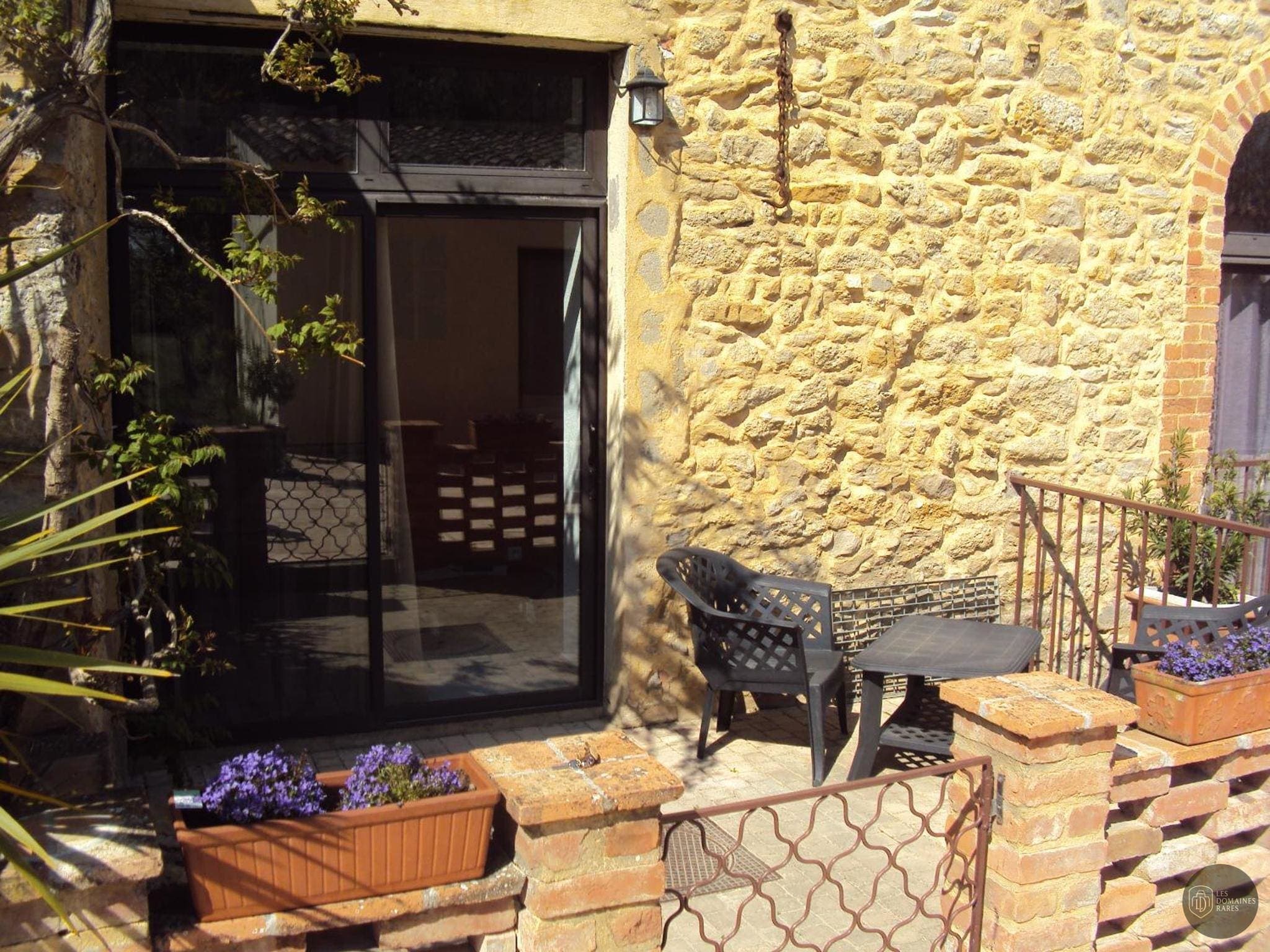 Vue extérieure de la ferme Mas d'Asvin en Occitanie