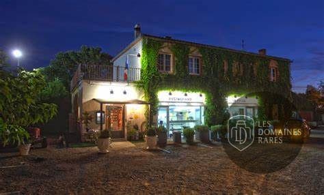 Façade du restaurant illuminée la nuit
