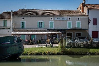 Vue extérieure du restaurant au bord de l'eau