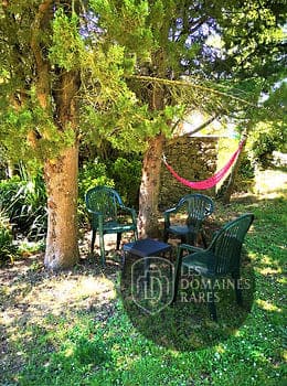 Coin détente ombragé avec mobilier jardin