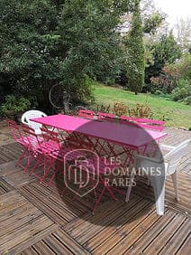 Terrasse extérieure avec table rose