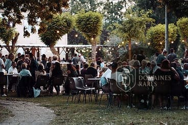 Événement extérieur avec tables et chaises