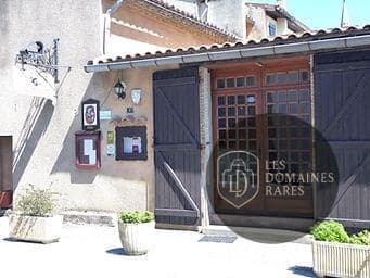 Entrée de l'auberge, détails architecturaux