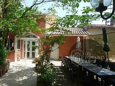 Terrasse extérieure avec grande table