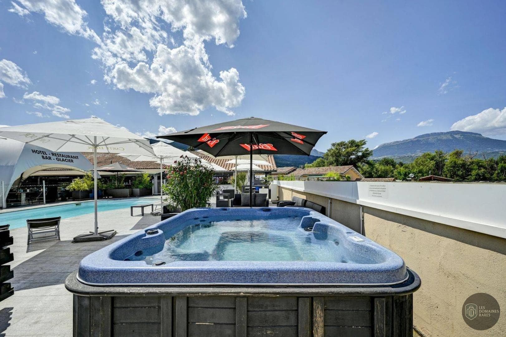 Vue extérieure de l'hôtel Mas d'Estello à Tallard en Provence-Alpes-Côte d'Azur