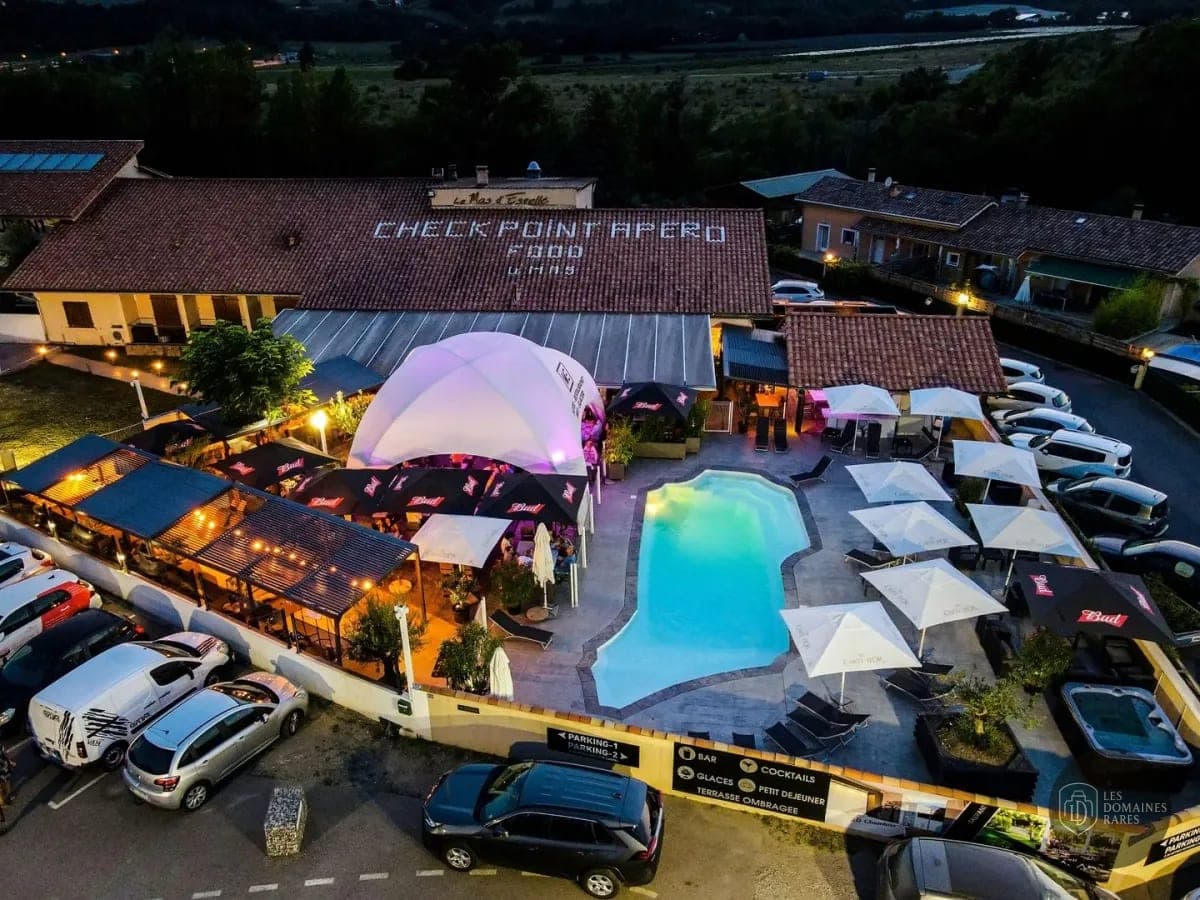 Vue extérieure de l'hôtel Mas d'Estello à Tallard en Provence-Alpes-Côte d'Azur