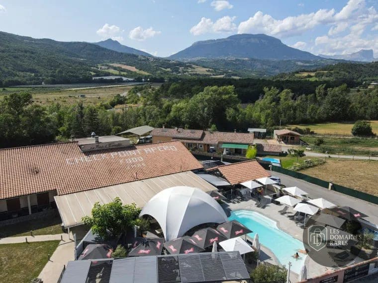 Vue extérieure de l'hôtel Mas d'Estello à Tallard en Provence-Alpes-Côte d'Azur