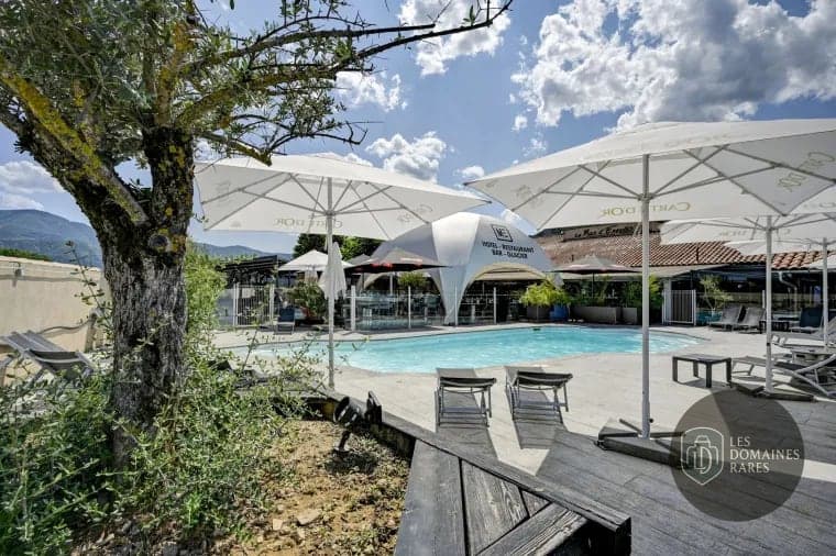 Vue extérieure de l'hôtel Mas d'Estello à Tallard en Provence-Alpes-Côte d'Azur