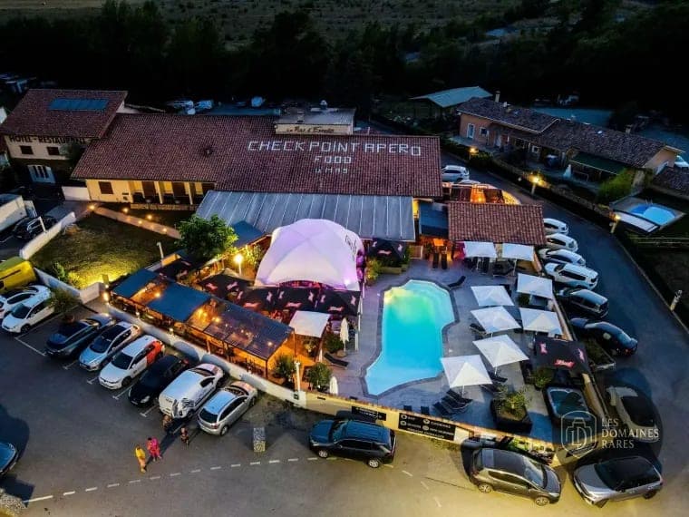 Vue extérieure de l'hôtel Mas d'Estello à Tallard en Provence-Alpes-Côte d'Azur