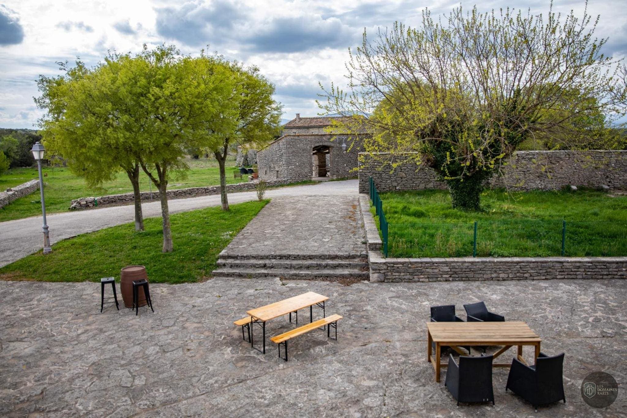Vue extérieure du domaine Mas de Baumes en Occitanie