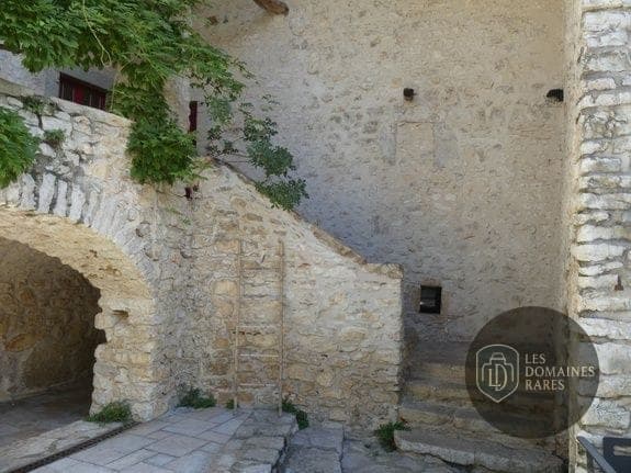 Cour intérieure en pierre avec escalier