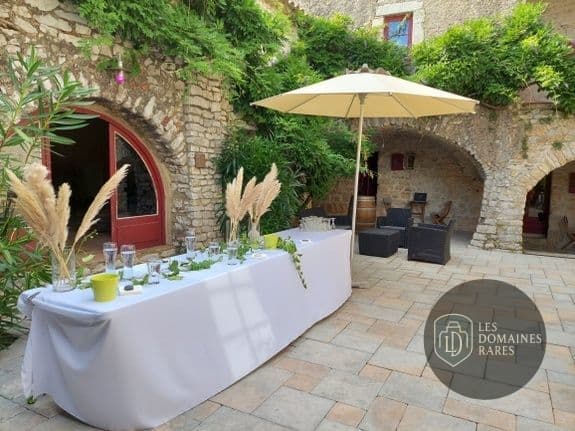 Cour avec table de buffet et salon