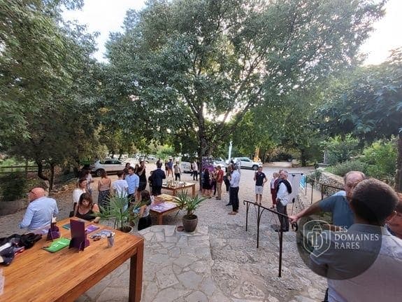 Réunion en plein air, espace extérieur