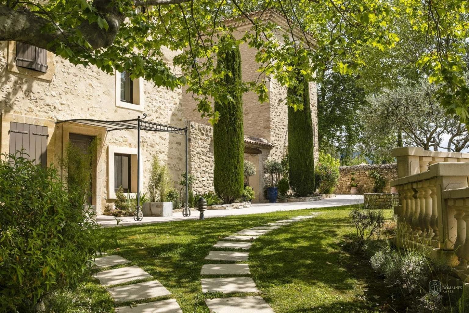 Vue extérieure de l'hôtel Mas de Guilles à Lourmarin en Provence-Alpes-Côte d'Azur