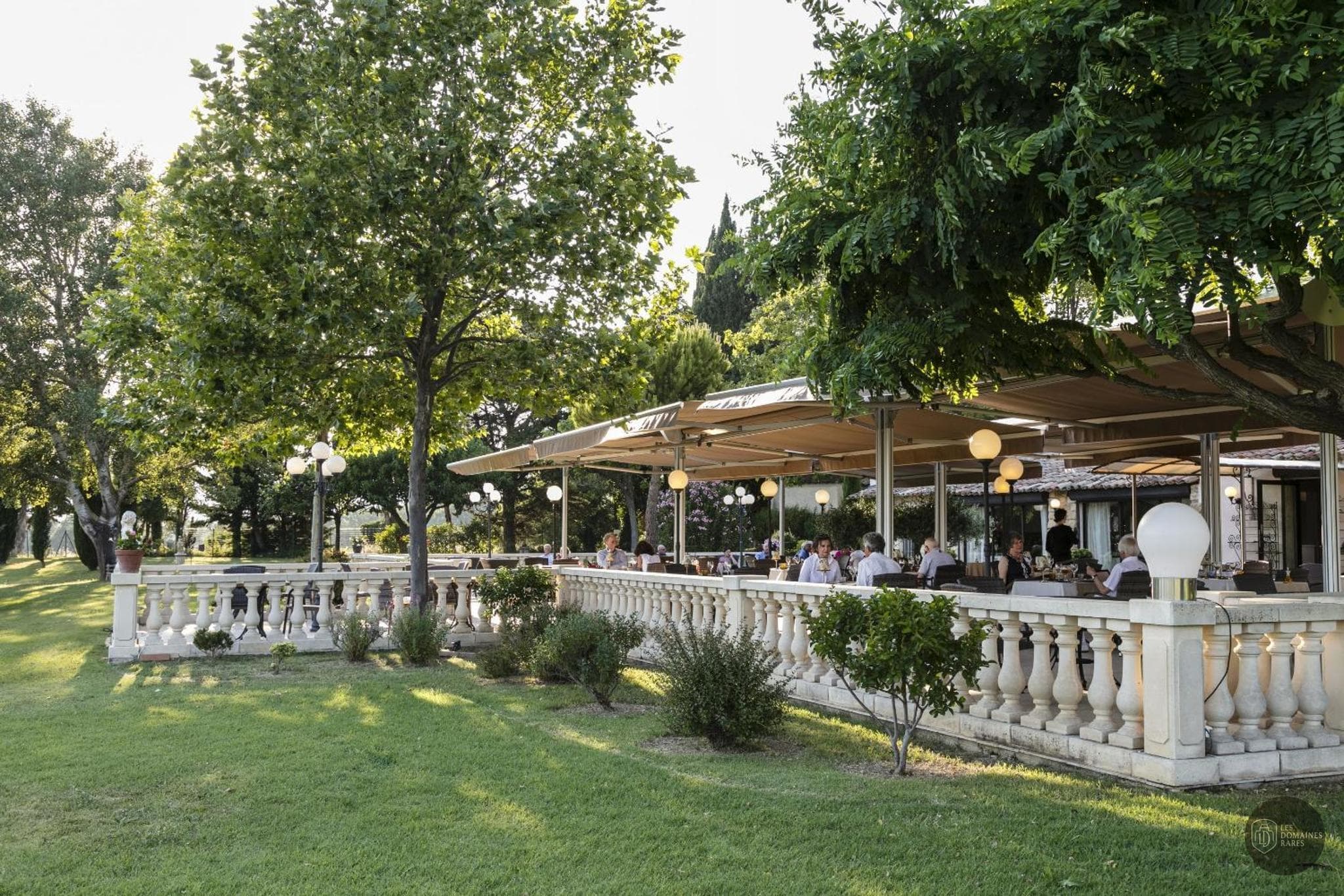 Vue extérieure de l'hôtel Mas de Guilles à Lourmarin en Provence-Alpes-Côte d'Azur
