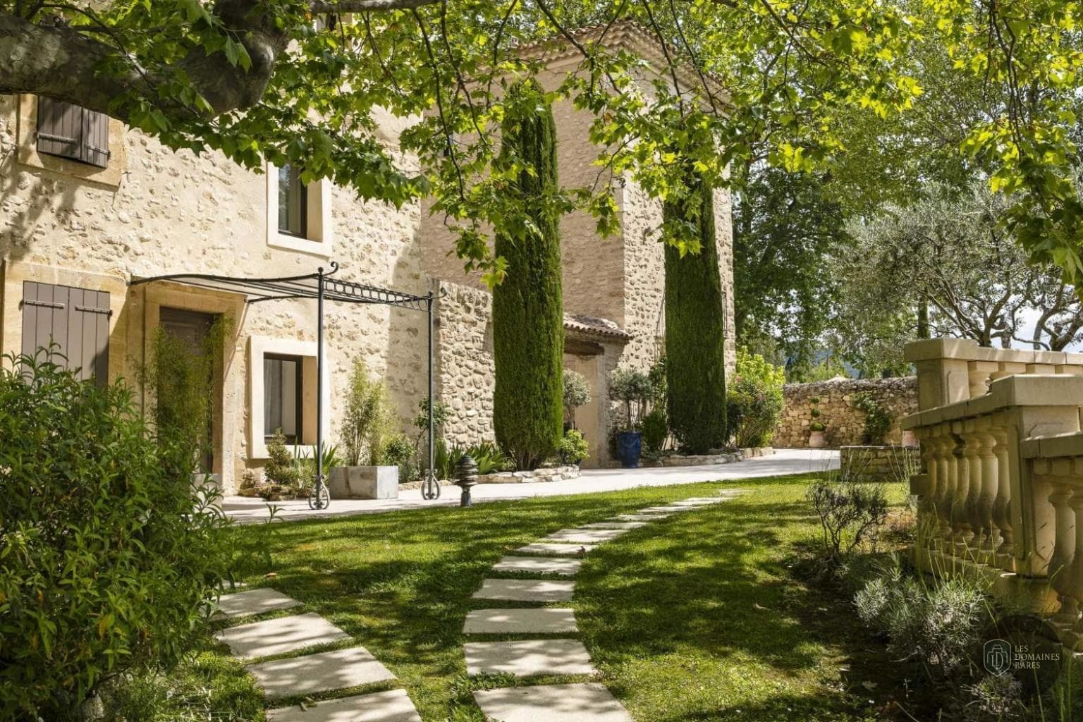 Vue extérieure de l'hôtel Mas de Guilles à Lourmarin en Provence-Alpes-Côte d'Azur
