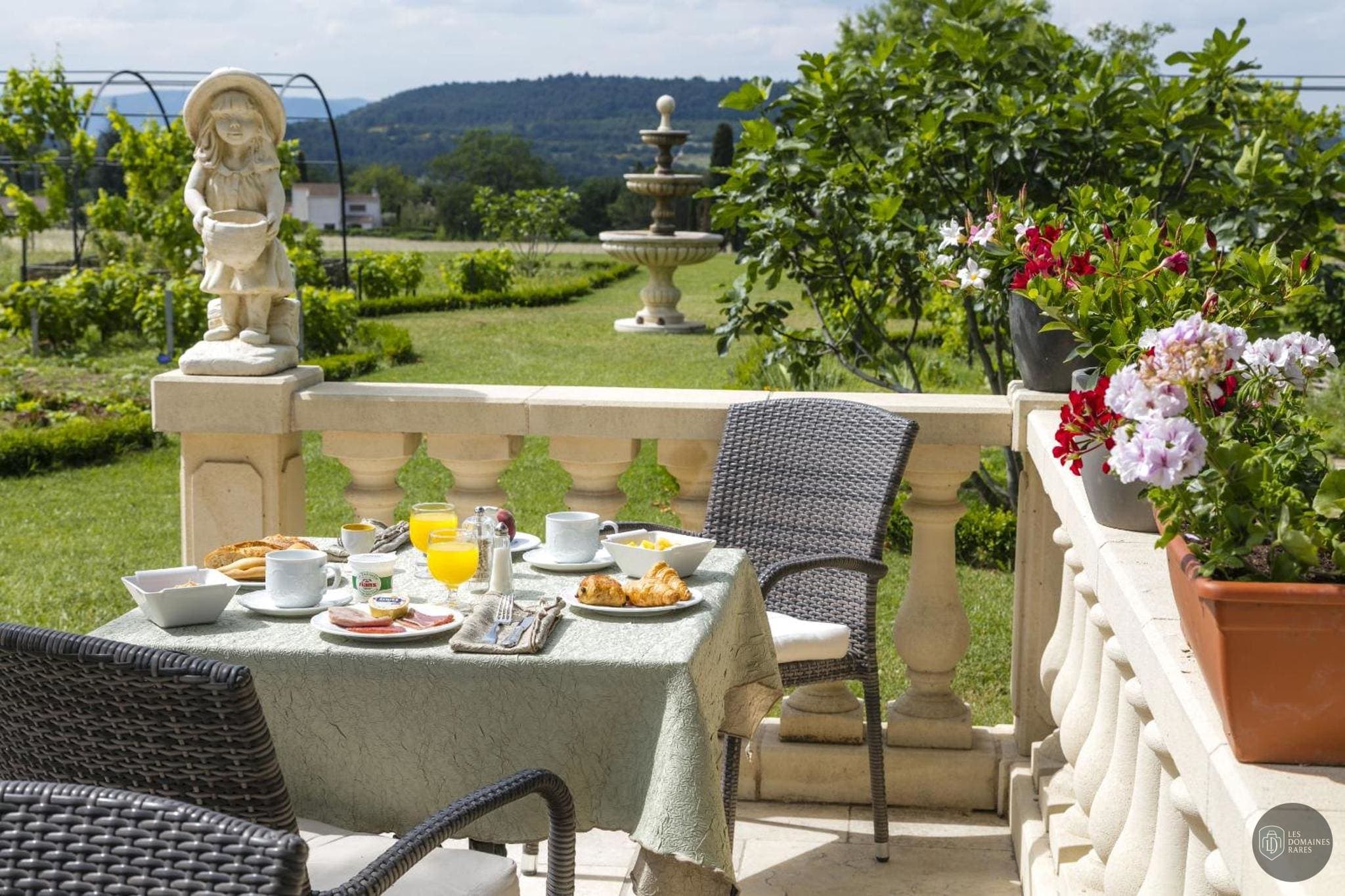 Vue extérieure de l'hôtel Mas de Guilles à Lourmarin en Provence-Alpes-Côte d'Azur