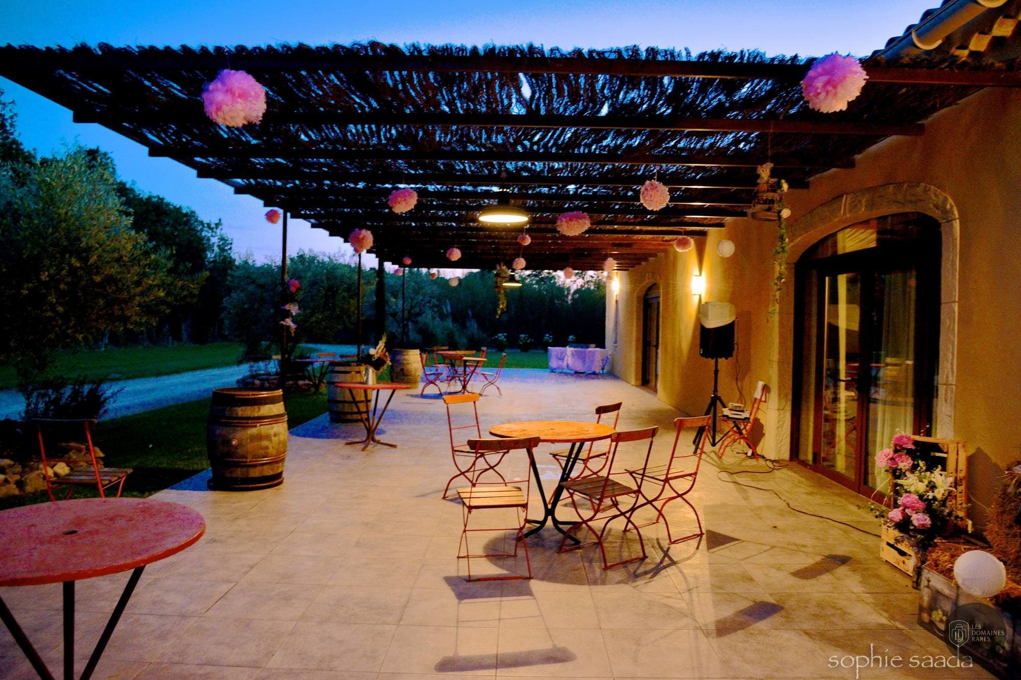 Terrasse extérieure avec tables et chaises