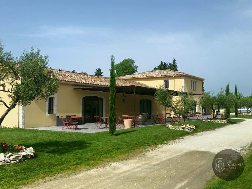 Façade du Mas et terrasse extérieure
