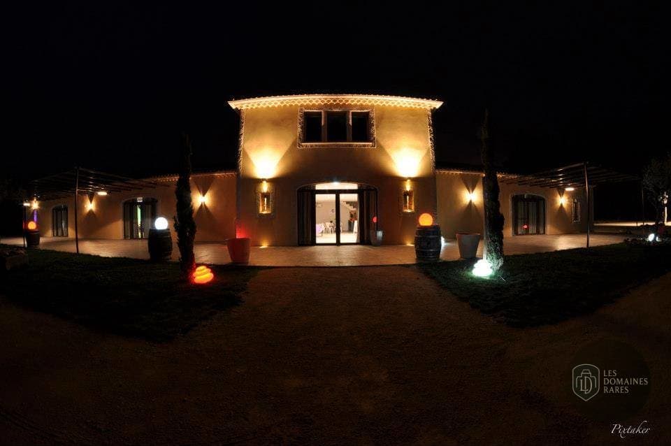 Mas de Jonquerolles illuminé de nuit