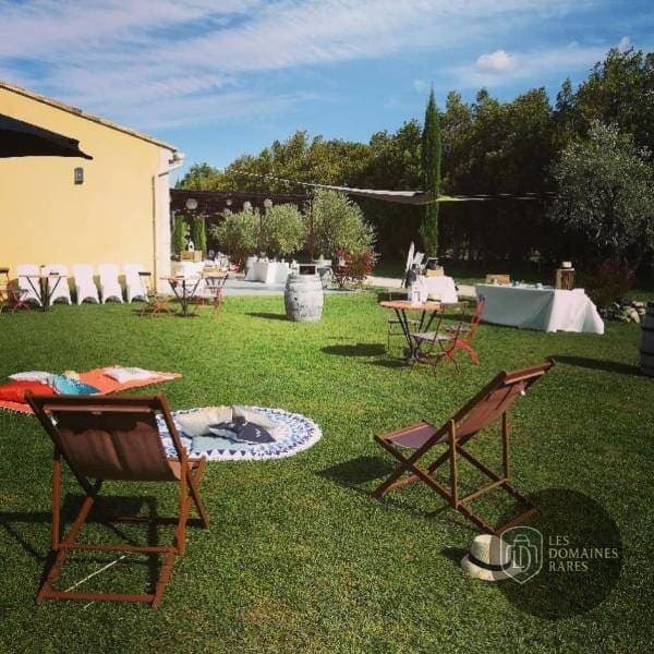 Jardin avec espace détente et tables
