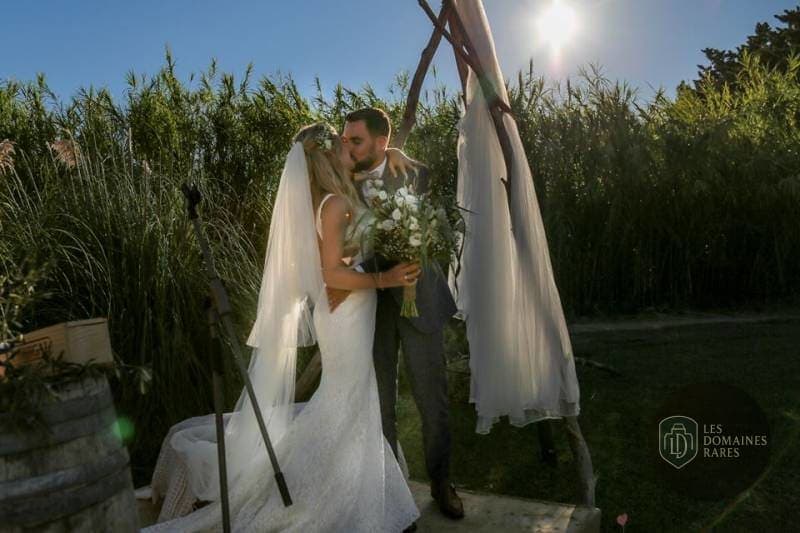 Couple marié en extérieur, cérémonie