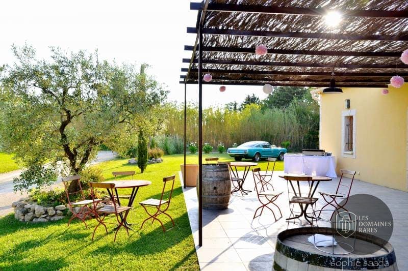 Terrasse extérieure avec tables et chaises