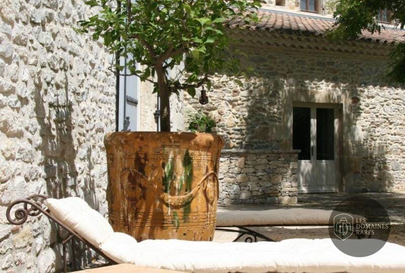 Vue extérieure du domaine Mas de Peyre à Rodilhan en Occitanie