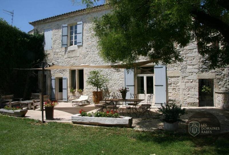 Vue extérieure du domaine Mas de Peyre à Rodilhan en Occitanie