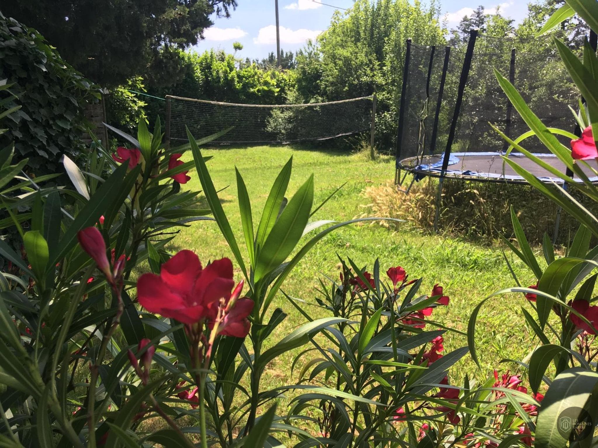 Vue extérieure du château Mas de Rey en Occitanie