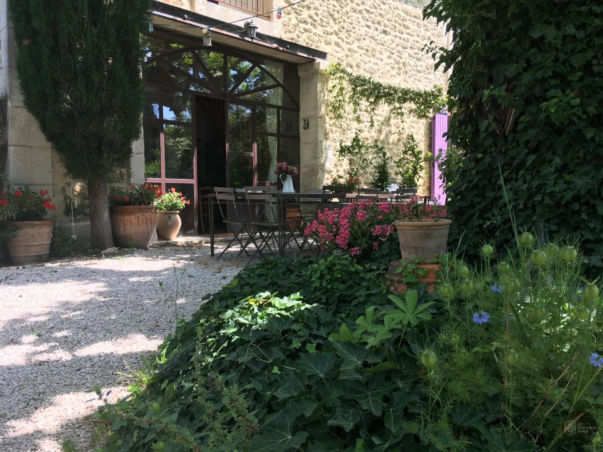 Vue extérieure du château Mas de Rey en Occitanie