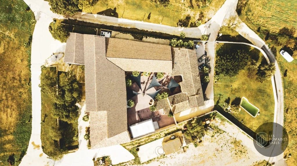 Vue aérienne du domaine et piscine