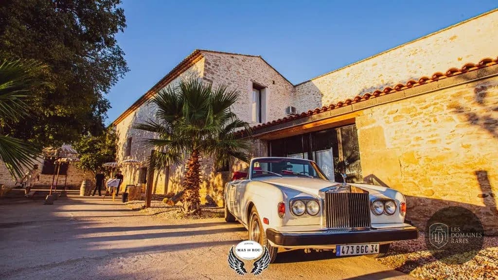 Façade du Mas de Rou, voiture ancienne