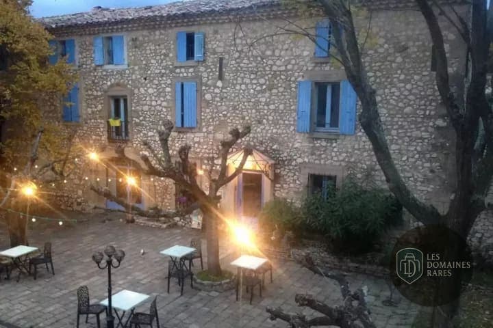 Vue extérieure de l'hôtel Mas de Valaurie à Valaurie en Auvergne-Rhône-Alpes